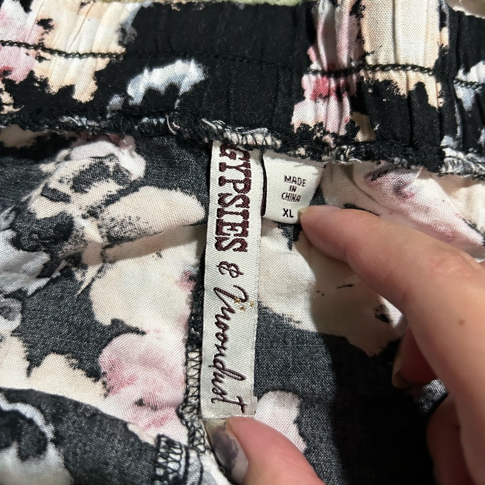 Gypsies & Moondust Floral Shorts - Picture 3 of 4